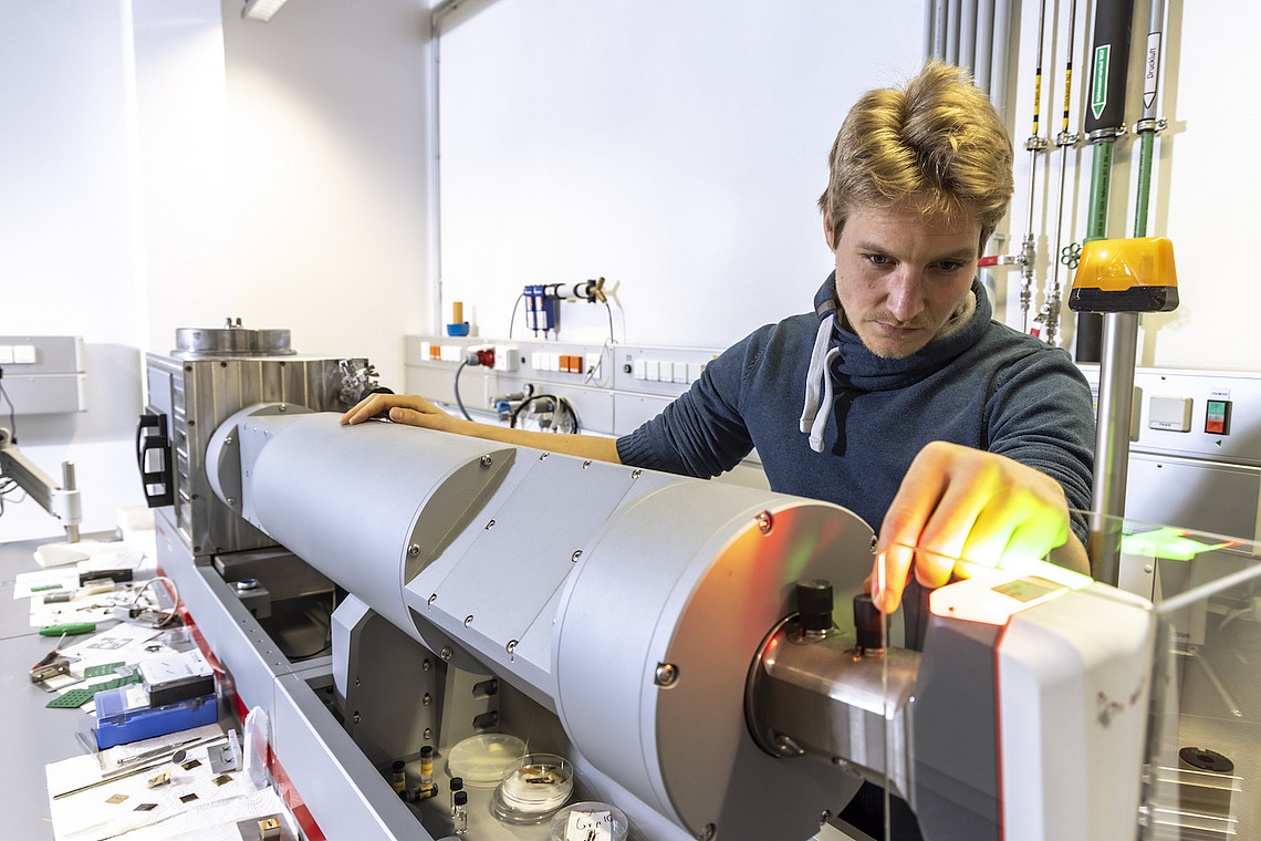 Student at the measuring device for small-angle X-ray scattering